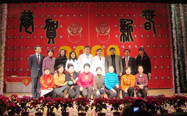 院所報  院領(lǐng)導(dǎo)與部分演員合影.jpg